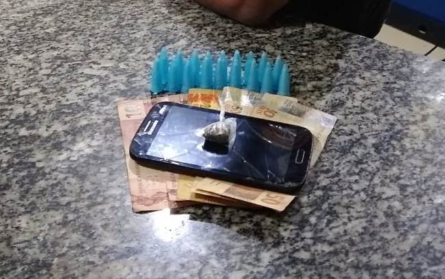 Casal detido e adolescente apreendido com drogas em SJB