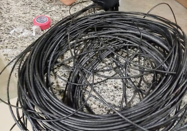 PM apreende droga e cerca de 200 metros de fio de internet em SJB