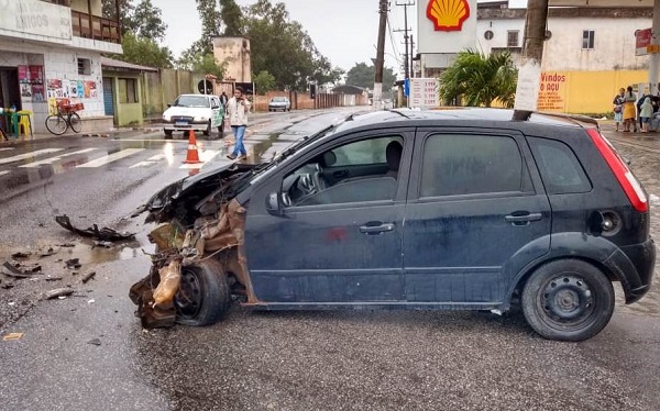 Acidente envolvendo carro e carreta na BR 356, em SJB