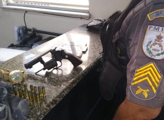 Casal é preso com revólver e munições dentro de casa em SJB
