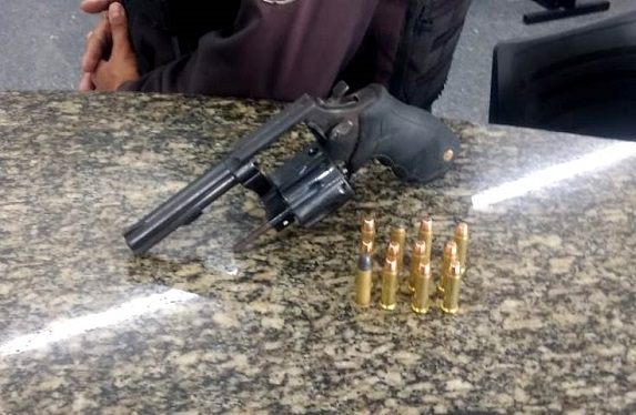 Adolescente de 15 anos detida com revólver e munições em Campos