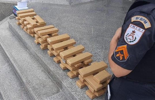 PM apreende 60 kg de maconha em Campos