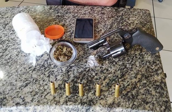 Jovem preso com revólver, munições e droga em Atafona
