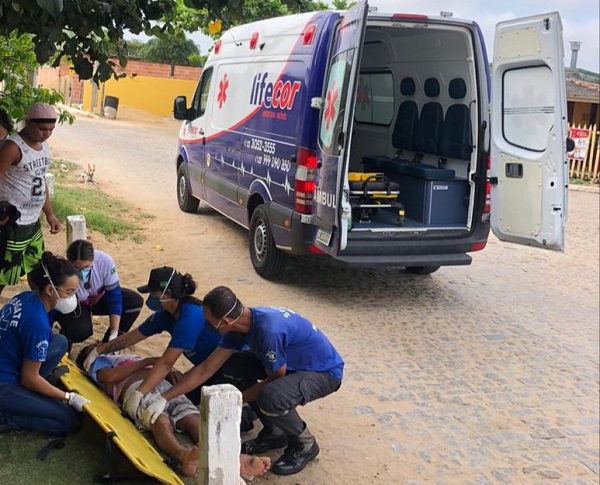 Homens feridos após queda de moto em SJB
