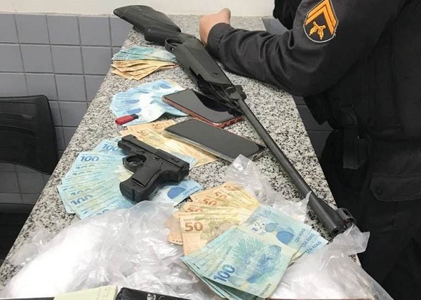 Três detidos com espingarda e réplica de pistola em SFI