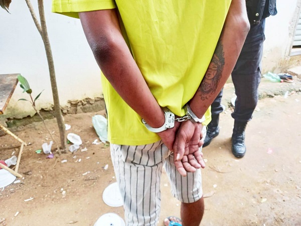 Homem preso com pistola, revólver, munições e droga em SFI