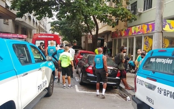 Homem morre após ser atingido por botijão de gás jogado de prédio no RJ