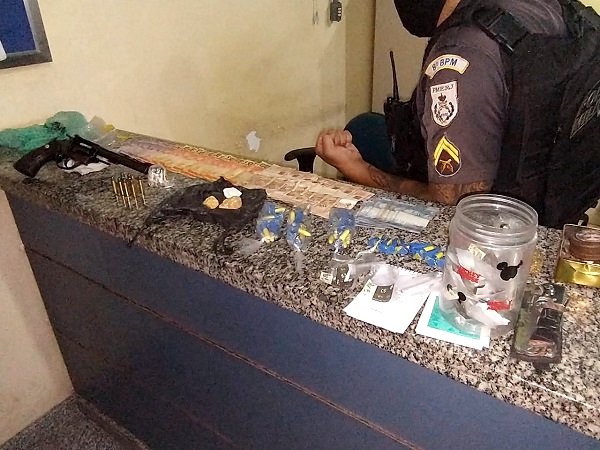 Quatro presos com revólver, drogas e munições em SJB