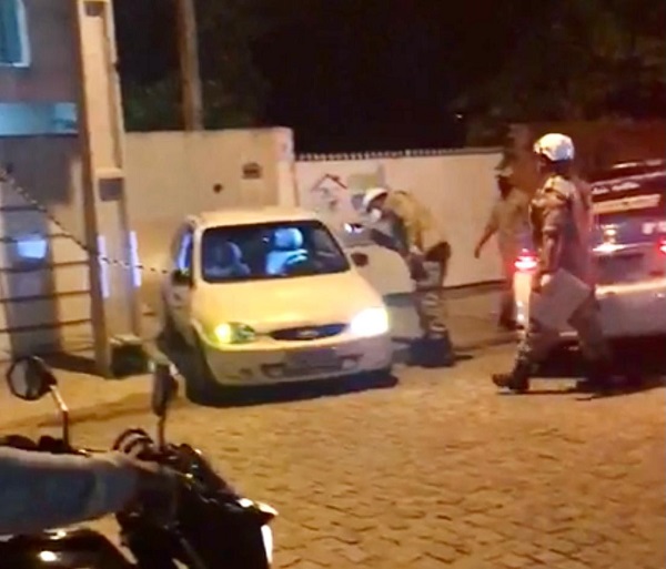 Homem morto a tiros dentro de carro em Campos