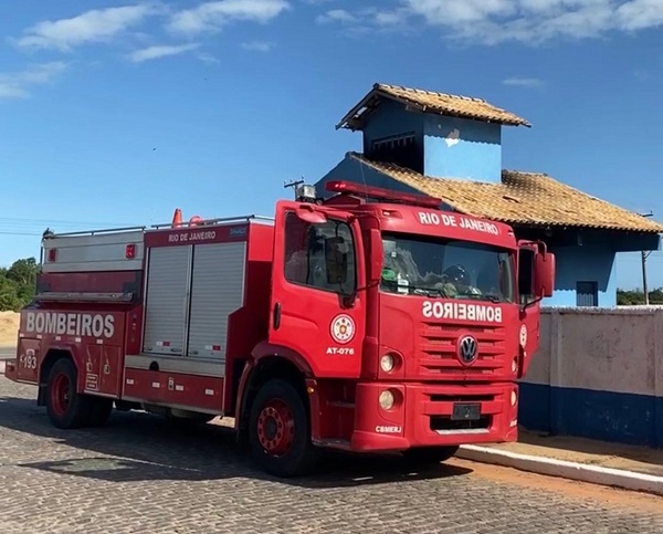 Bombeiros controlam incêndio na capela do Cemitério de SJB