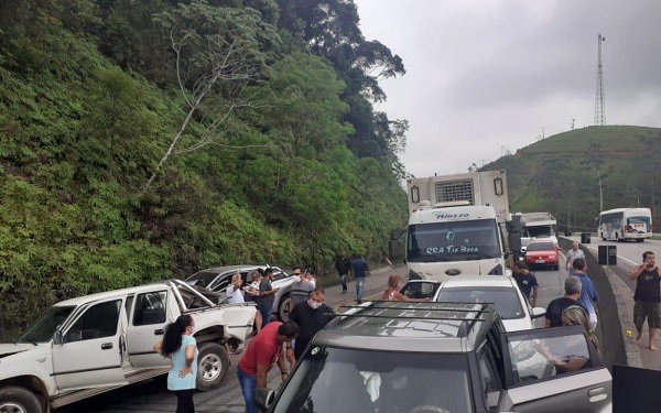 Sanjoanense sai ilesa após carro se envolver em engavetamento na BR 101 em Silva Jardim