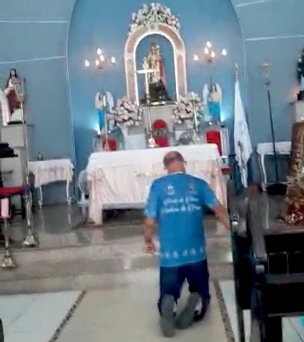 Sanjoanense vence a Covid-19 e entra ajoelhado no Santuário de N.Srª. da Penha em Atafona