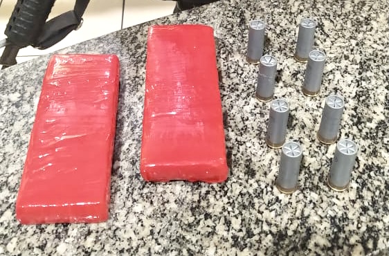 PM apreende dois quilos de maconha e munições em SJB