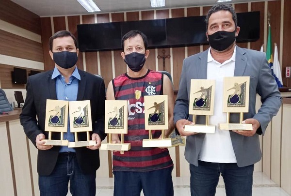 Sanjoanense recebe sexto troféu do recorde brasileiro de embaixadinhas