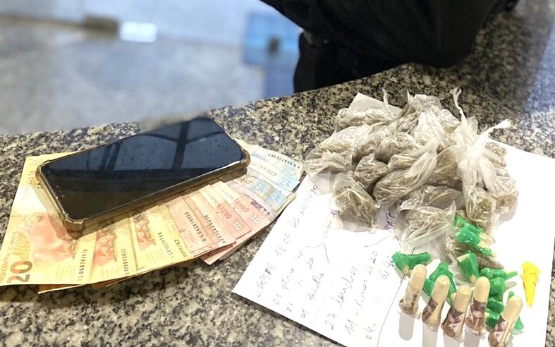 Homem preso com drogas no Centro de SJB