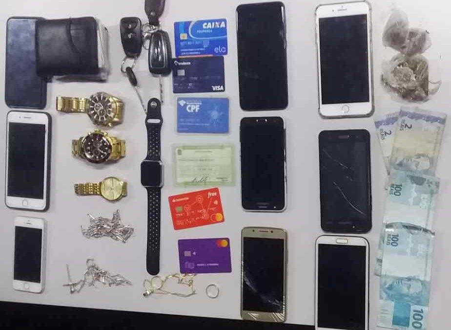 PM prende casal de jovens praticando assaltos com carro roubado em SJB