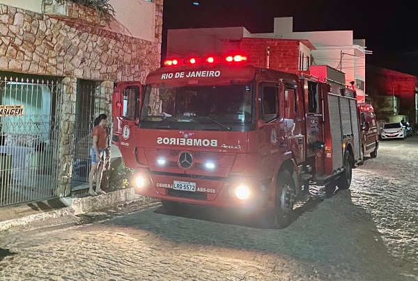 Idosos são resgatados durante incêndio em residência em SJB