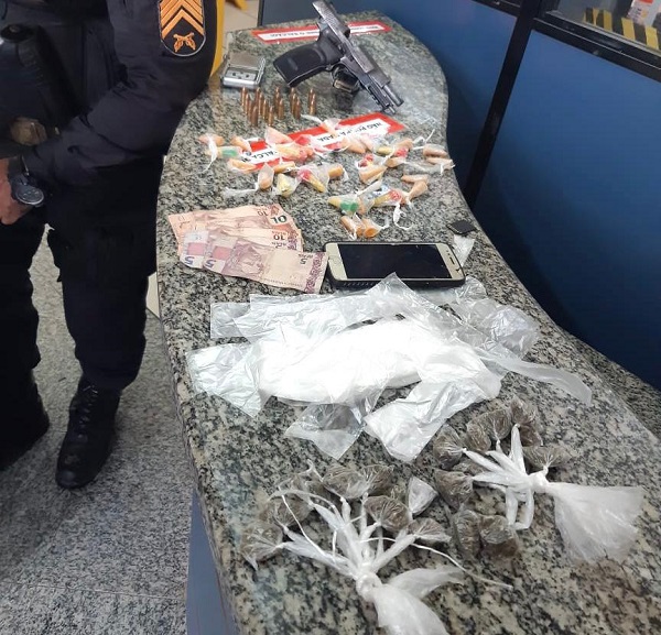 Acusado de homicídio é preso com pistola, munições e drogas em SFI