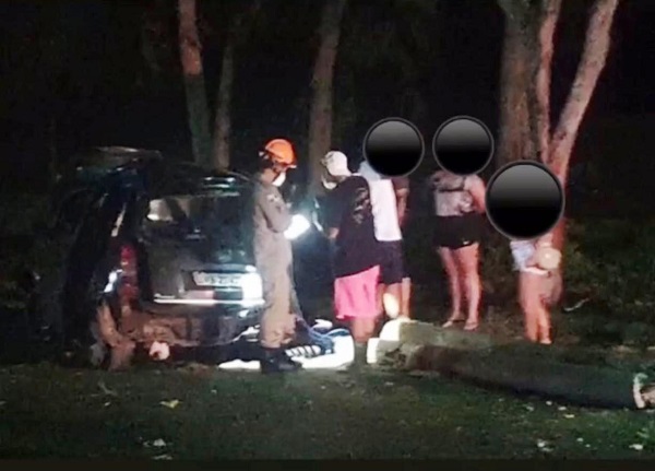 Carro colide contra poste e deixa feridos em SJB