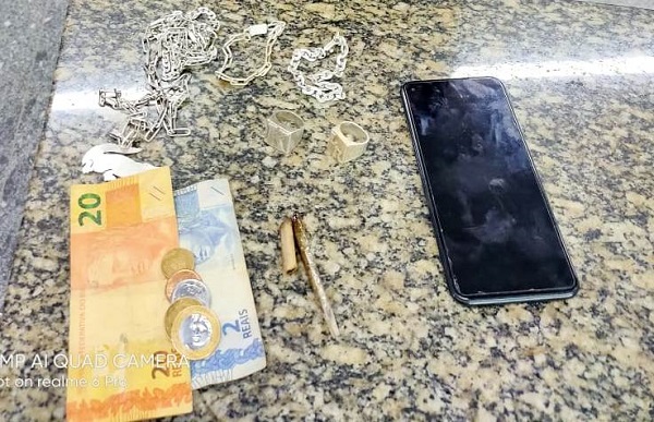 Homem preso com celular roubado em SJB