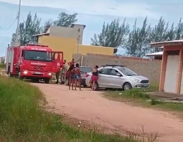 Bombeiros controlam incêndio em residência em SJB