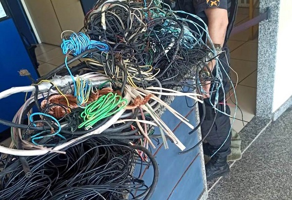Homens detidos com fios de cobre furtados do Porto do Açu, em SJB