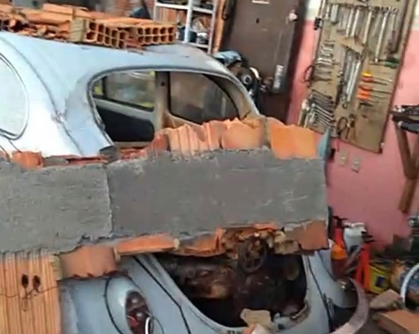 Vídeos – Teto de oficina desaba e destrói carro em SJB