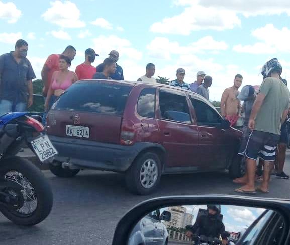 Homem assassinado a tiros dentro de carro em ponte de Campos