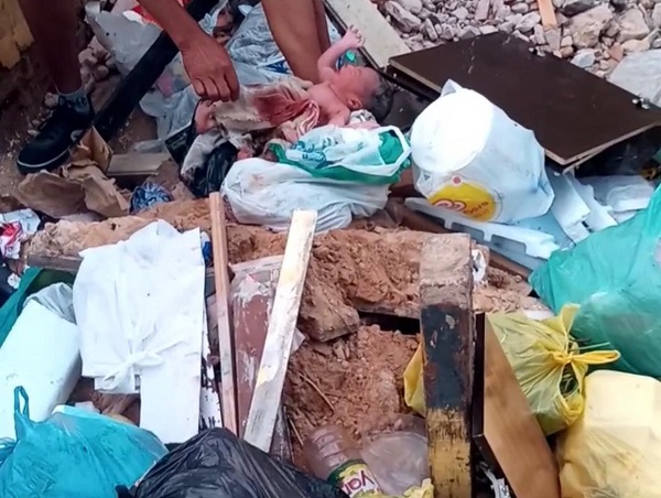 Vídeo – Bebê é encontrado abandonado dentro de saco em rua de Salvador