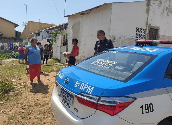 PMs entregam sacolões para famílias carentes de SJB