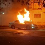 *Vídeos* - Carro fica destruído após pegar fogo no Centro de Campos
