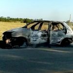 Carro fica destruído após pegar fogo em SJB