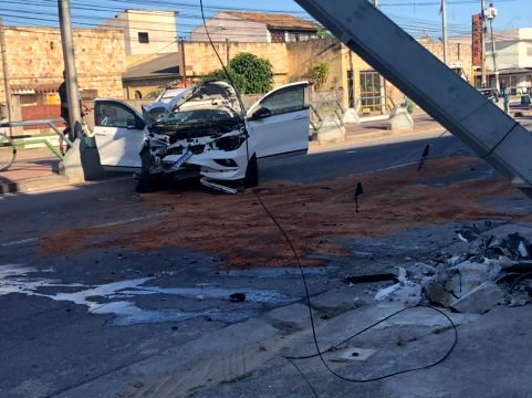 Carro colide contra poste e deixa homem ferido em Campos
