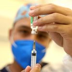 Vacina contra a Covid segue disponível para adolescentes e adultos em SJB