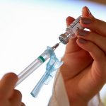 Vacina bivalente contra Covid disponível nas unidades de saúde de SJB