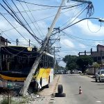 Ônibus desgovernado atinge poste em Campos
