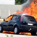 Carro pega fogo em Campos