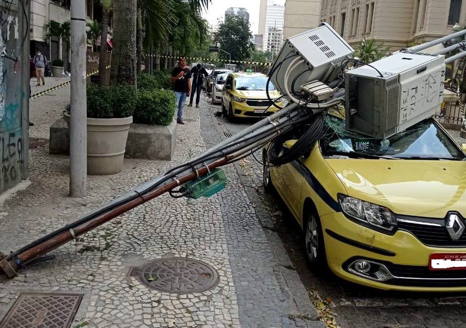 Ventos de mais de 70 km/h atingem o Rio e provocam transtornos