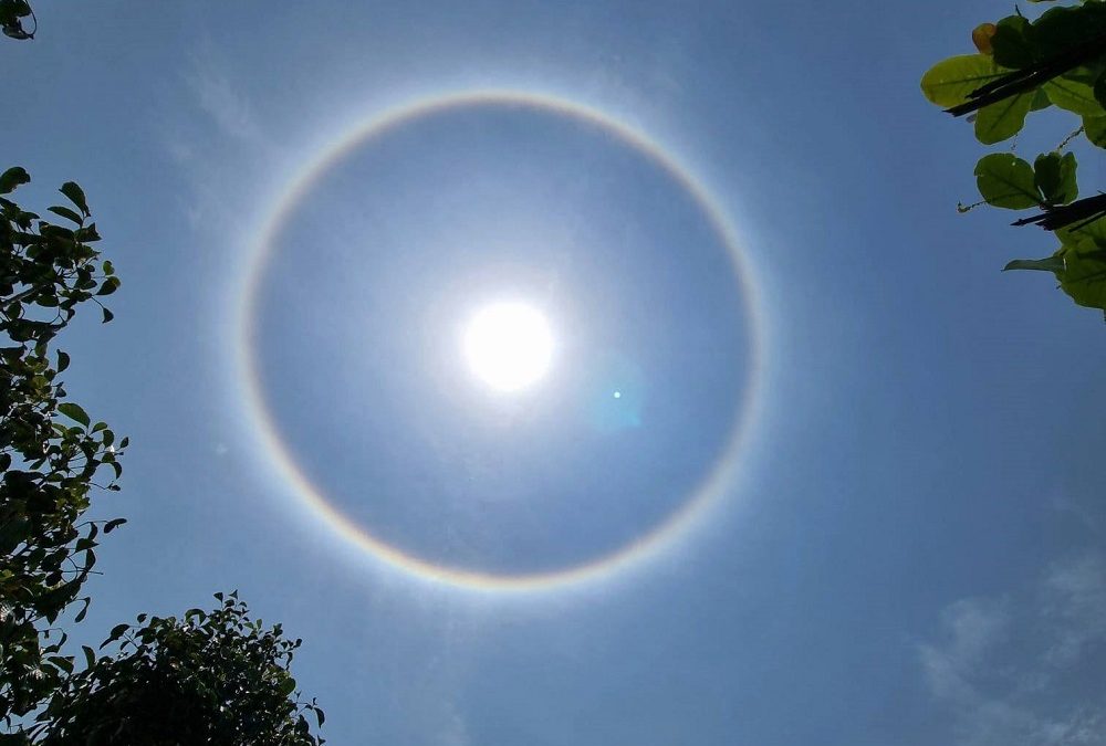 Halo solar chama a atenção de moradores de Campos e SJB