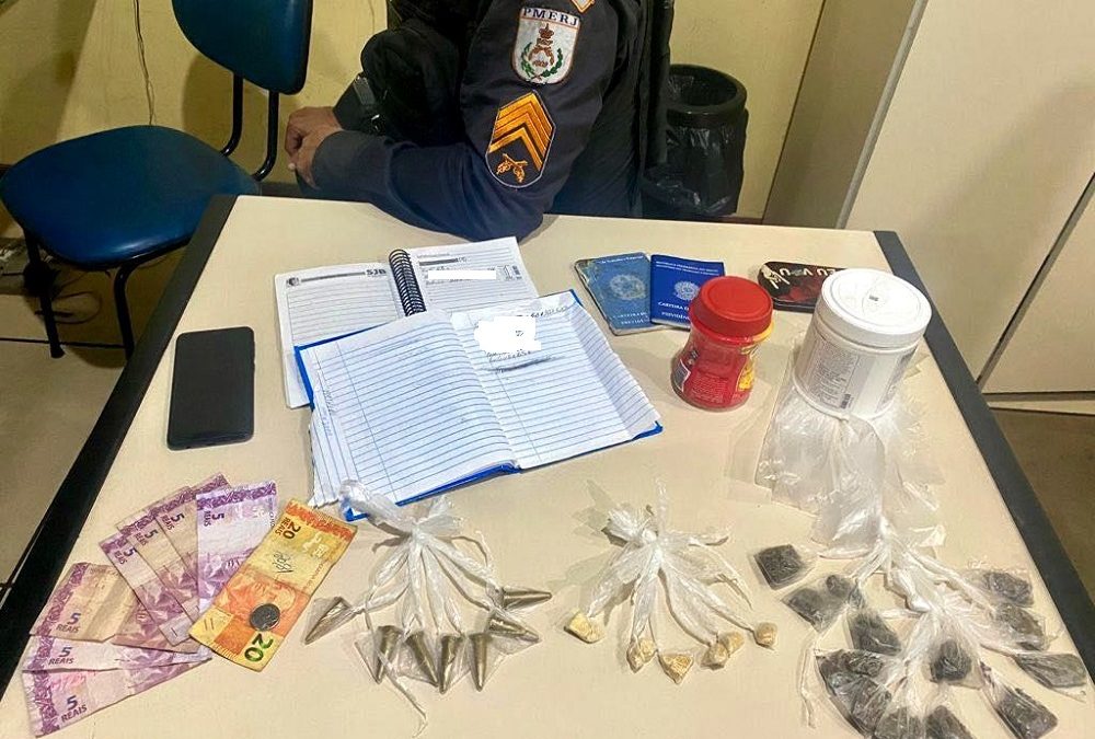 Homem preso com drogas em SJB