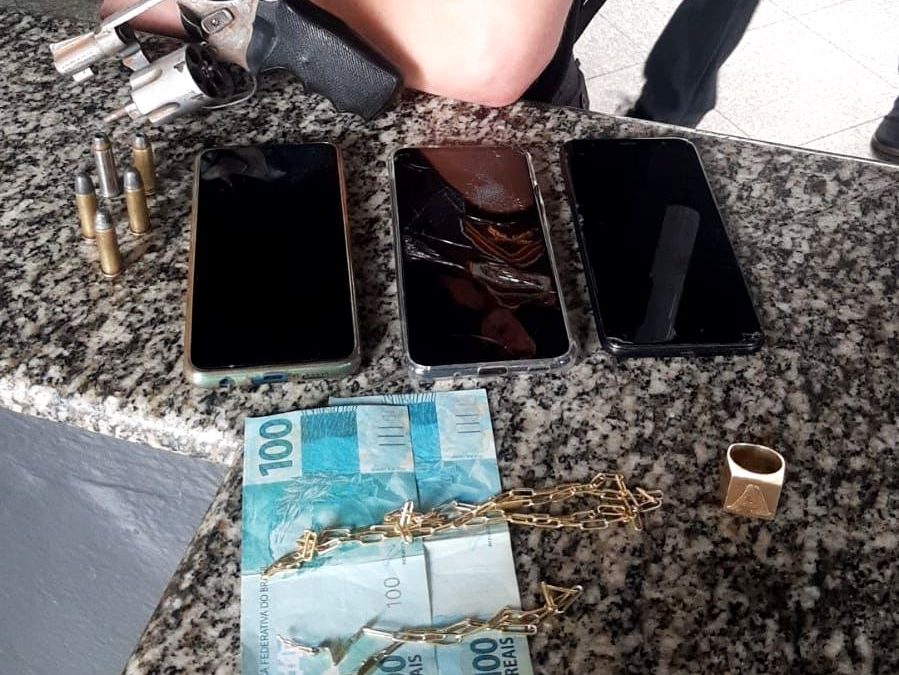 Homem e adolescente são detidos durante assalto em Campos