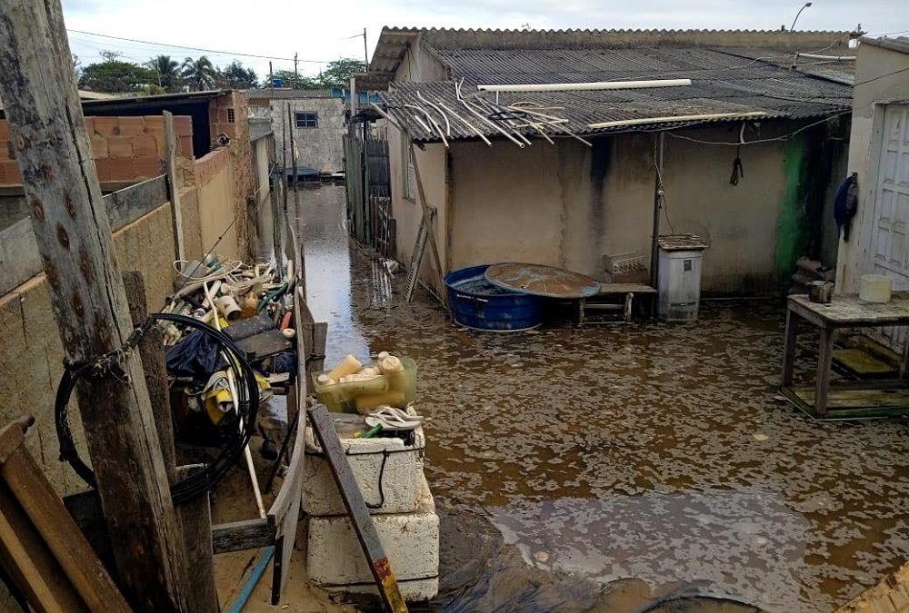 Vídeos – Seis casas são atingidas pelo avanço do mar em Atafona