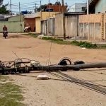 *Vídeos* - Poste de energia cai em São João da Barra
