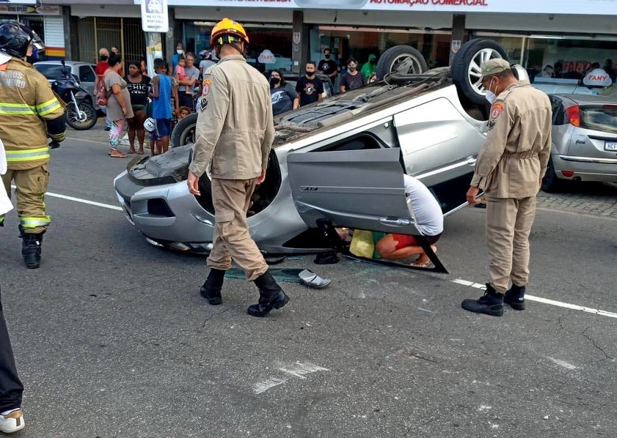 Vídeos – Mulher e criança feridas após capotamento na 28 de Março em Campos