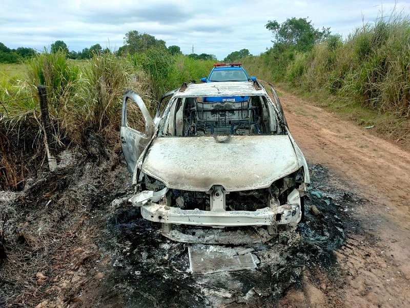 Carro é encontrado incendiado em SJB
