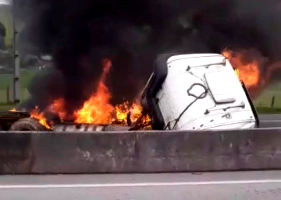 Carreta tomba, pega fogo e deixa dois feridos na BR 101 em Campos