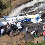 Avião que levava Marília Mendonça cai perto de cachoeira no interior de MG