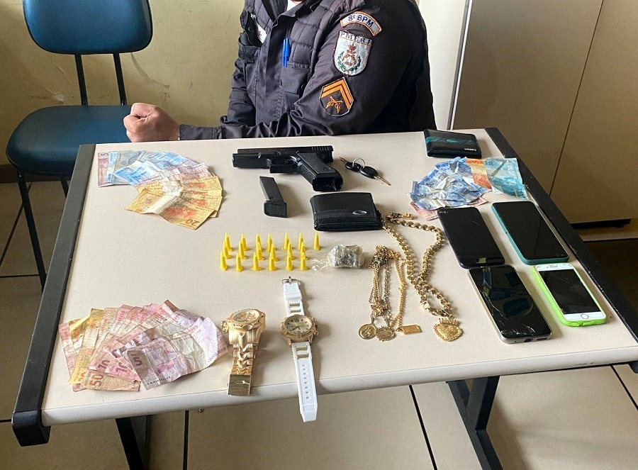 Quatro detidos com réplica de pistola e drogas em SJB