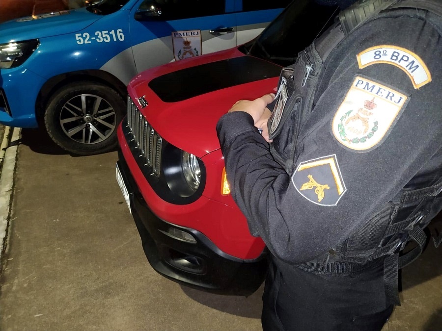 Carro roubado no RJ é recuperado em SJB
