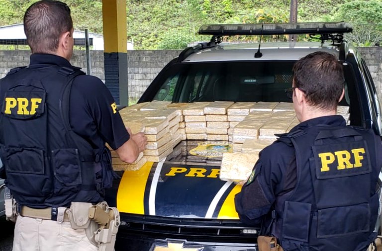 PRF encontra mais de 100 quilos de cocaína no fundo falso de um carro na BR 101